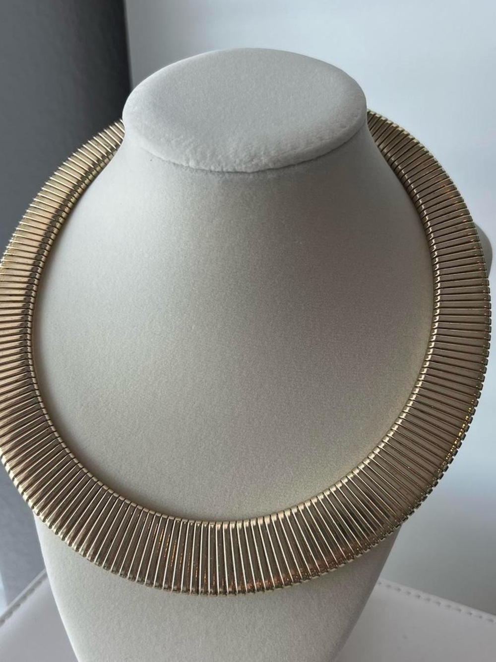 Gold Ribbed Collar Necklace - Elegant Women's Jewelry - Picture 3 of 8